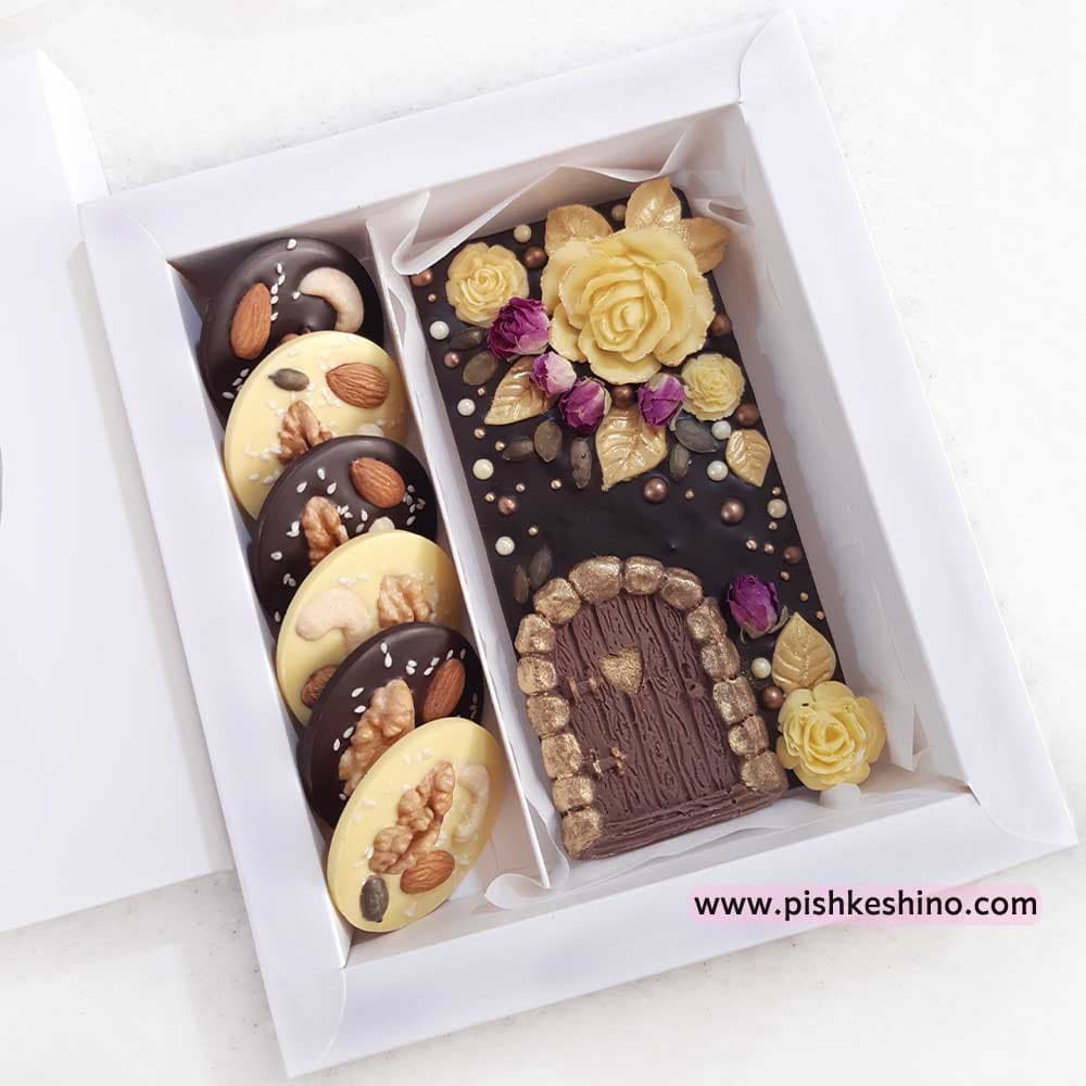 باکس هدیه شکلات تبلتی طرح گل و درِ چوبی و مندیانت های آجیلی | کادوی رمانتیک ولنتاین و تولد و سالگرد با رنگ دلخواه — تصویر ۶