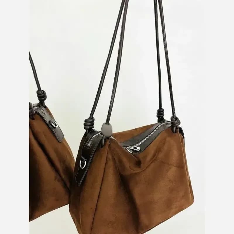 کیف مایا چارم دار ترکیب صابونی و جیر رنگ قهوه ای — تصویر ۲