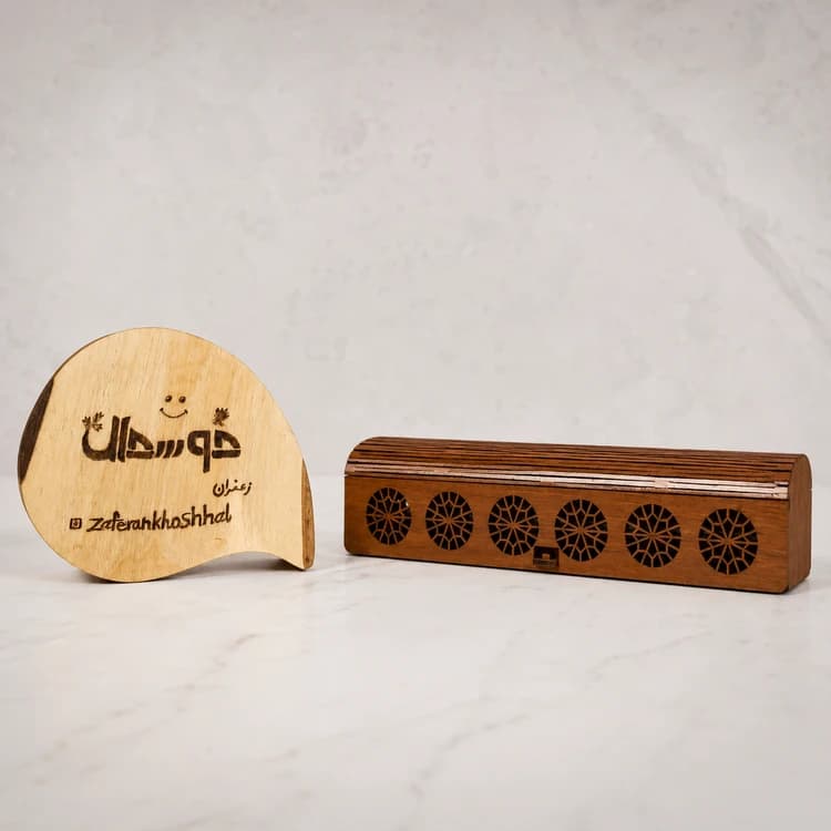 زعفران نگین (جعبه زعفران چوبی رنگ گردویی با شیشه پیرکس لوله ای) — تصویر ۲