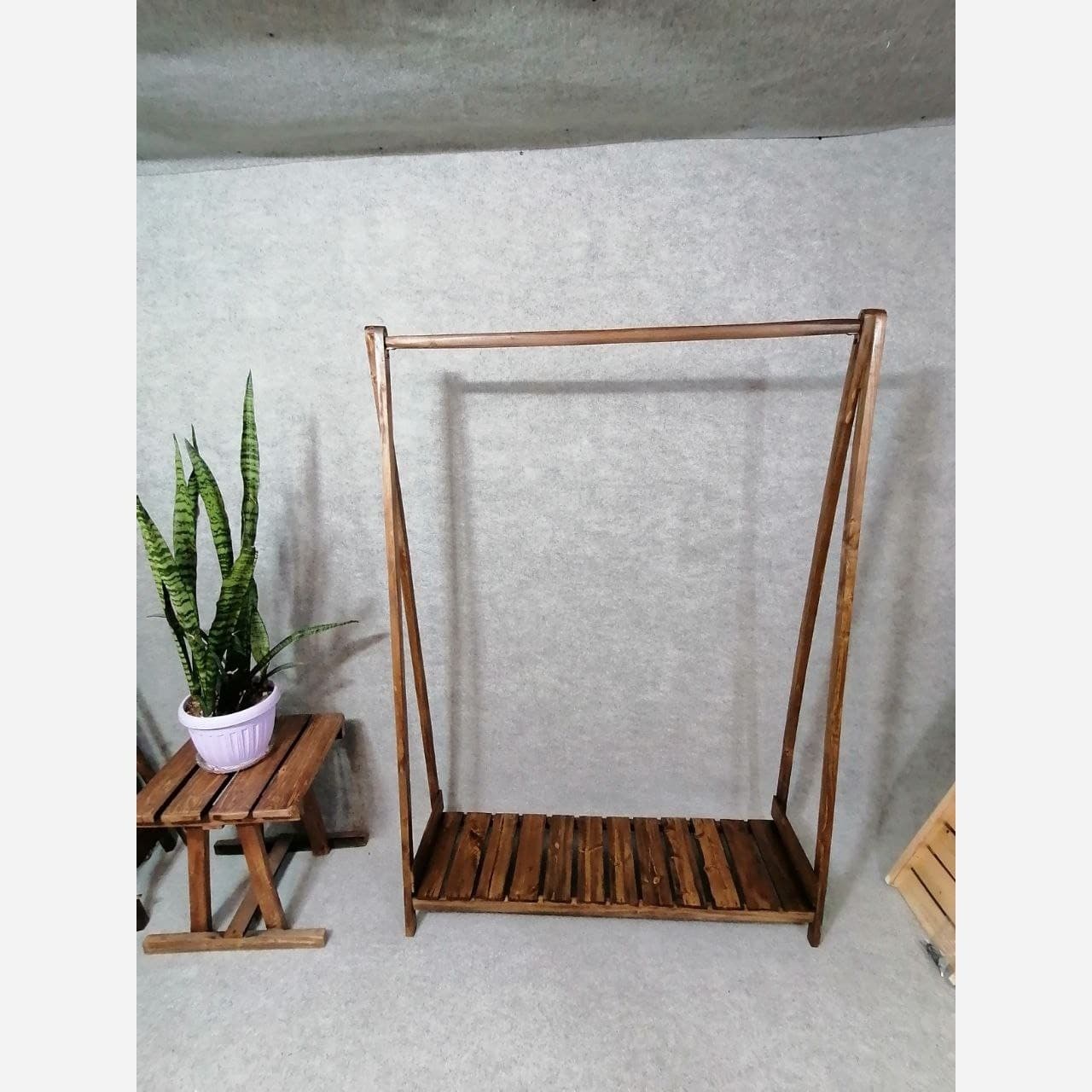 رگال لباس چوبی یک طبقه سایز متوسط دکوبازار مدل 765985 — تصویر ۳
