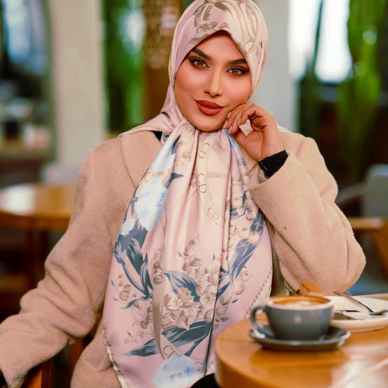 روسری زنانه مدل ابریشم توییل کد ۱۴۰×۱۴۰ — تصویر ۱۰
