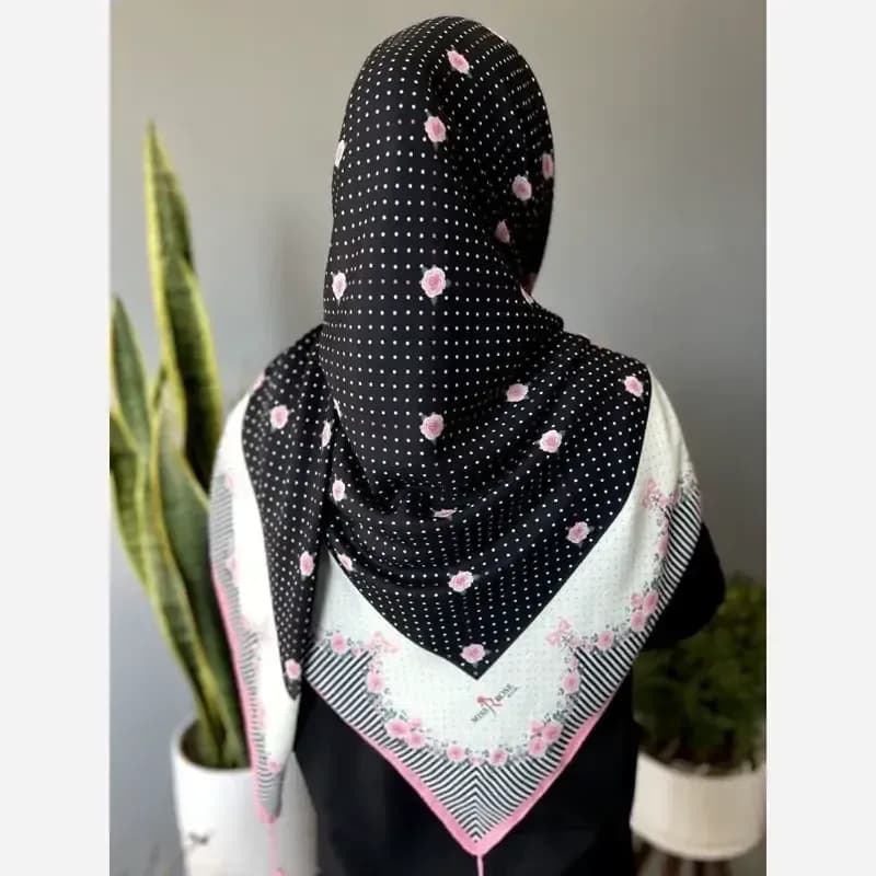 روسری سوپر نخ قواره 140 طرح گلدار رنگ مشکی و سرمهای