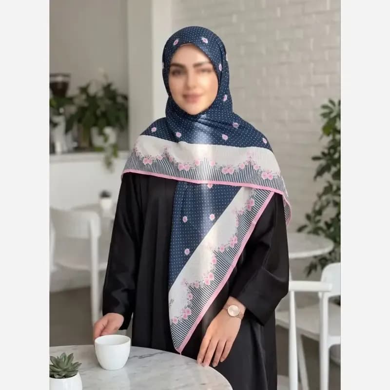 روسری سوپر نخ قواره 140 طرح گلدار رنگ مشکی و سرمهای — تصویر ۴