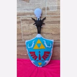 عروسک کوسن نمدی بازی افسانه زلدا The legend of zelda طرح Hylian shield سپر هیلیان شیلد زلدا — تصویر ۵