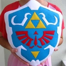 عروسک کوسن نمدی بازی افسانه زلدا The legend of zelda طرح Hylian shield سپر هیلیان شیلد زلدا — تصویر ۲