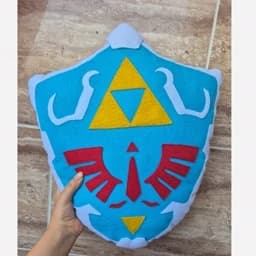 عروسک کوسن نمدی بازی افسانه زلدا The legend of zelda طرح Hylian shield سپر هیلیان شیلد زلدا — تصویر ۴