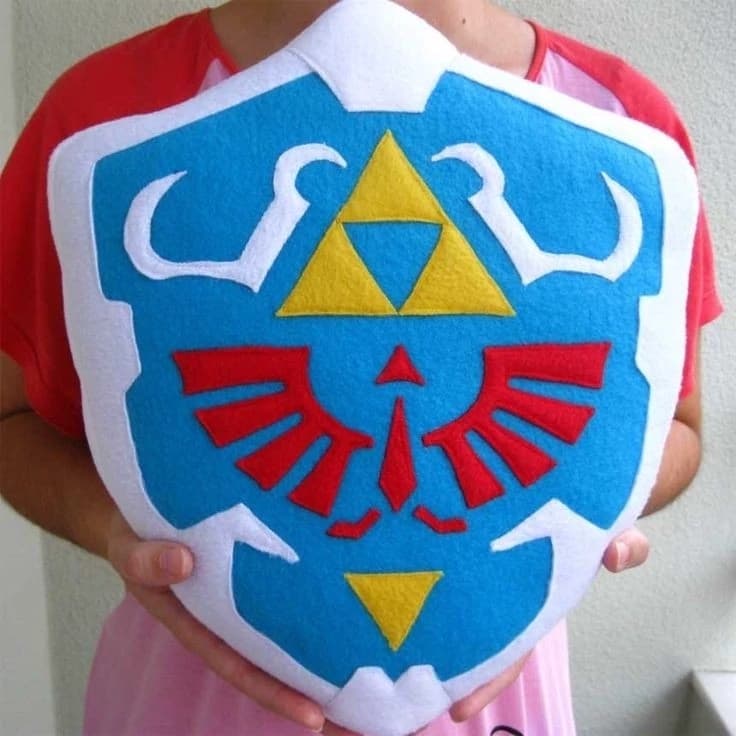 عروسک کوسن نمدی بازی افسانه زلدا The legend of zelda طرح Hylian shield سپر هیلیان شیلد زلدا