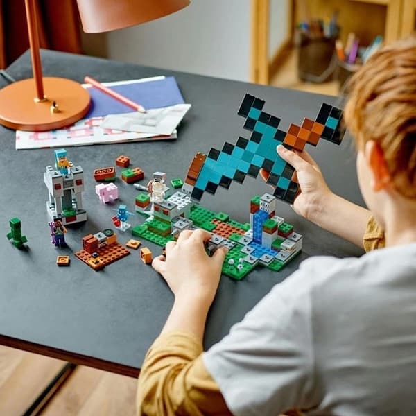 لگو Minecraft مدل The Sword Outpost 21244 — تصویر ۴