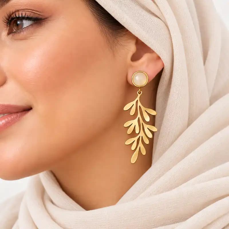 گوشواره آویز طرح برگ طلایی با سنگ طبیعی-زیورینو — تصویر ۲