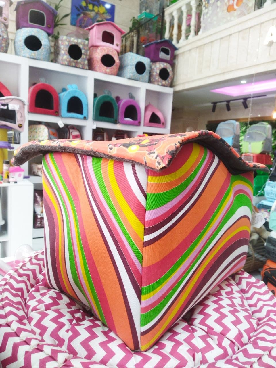 کلبه طرح دار حیوانات با سقف موج دار — تصویر ۲