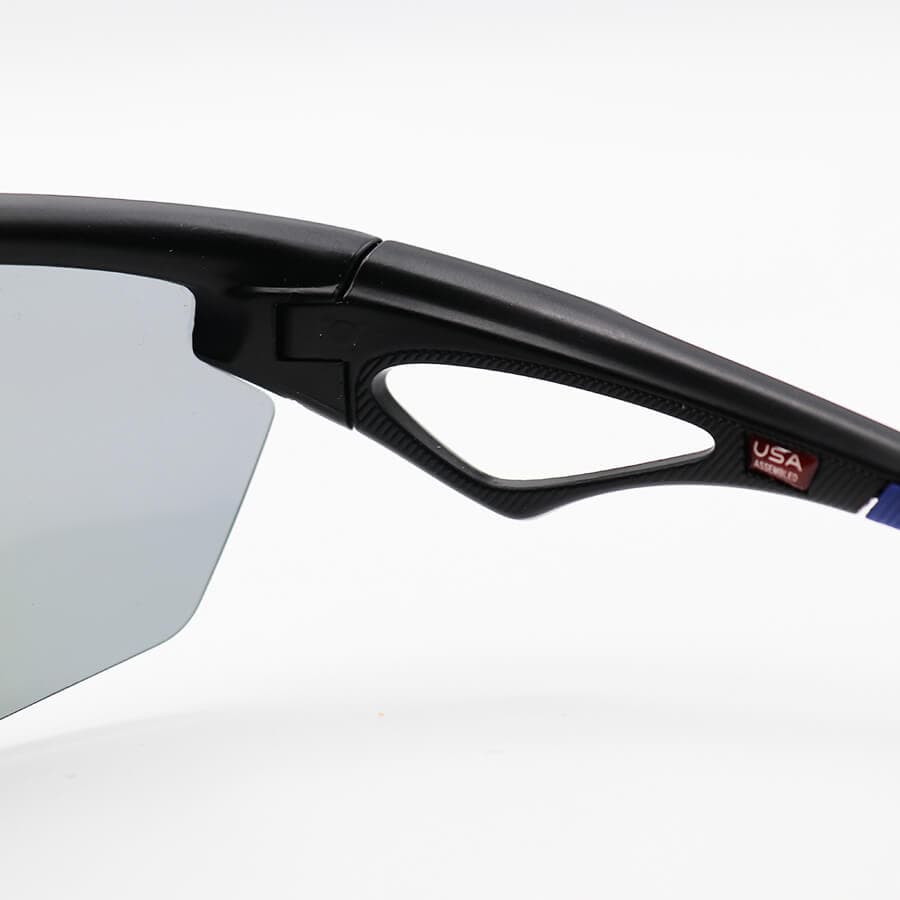 عینک ورزشی پلاریزه OAKLEY با فریم مشکی مات، از جنس کائوچو و لنز آینه‌ای و آبی رنگ مدل E-3804 — تصویر ۷