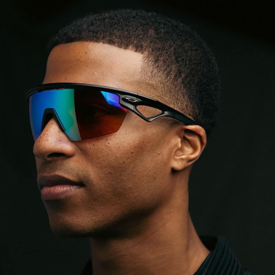 عینک ورزشی پلاریزه OAKLEY با فریم مشکی مات، از جنس کائوچو و لنز آینه‌ای و آبی رنگ مدل E-3804 — تصویر ۲