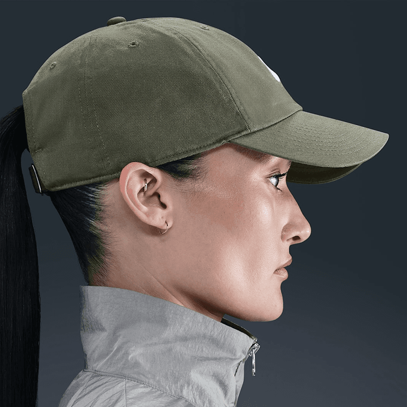 کلاه تنیس ورزشی نایک مدل Club Futura Swoosh کد FB5368-222 – زیتونی/سفید — تصویر ۲