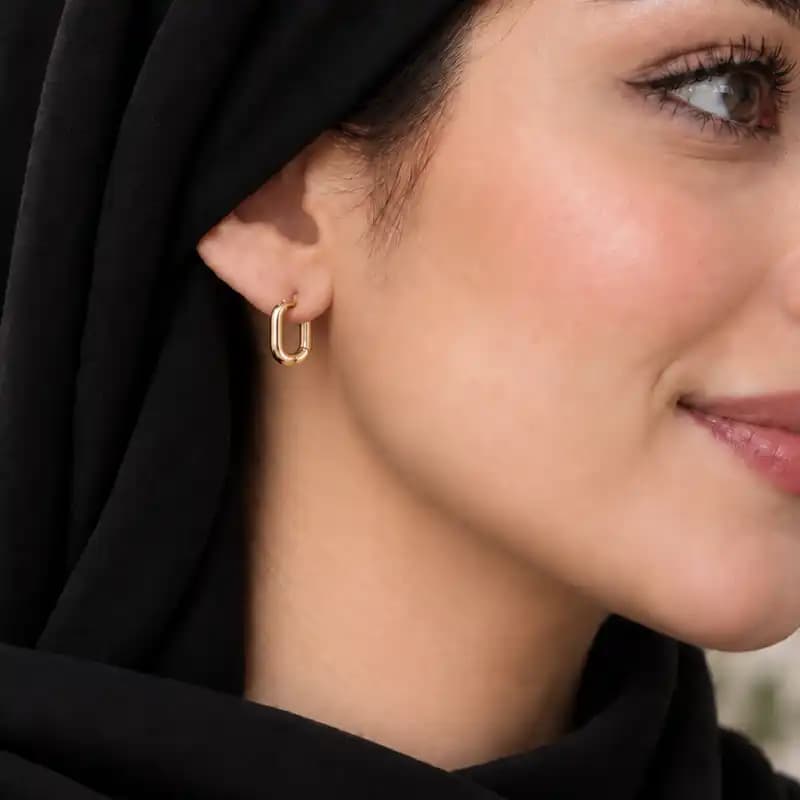 گوشواره حلقهای مستطیلی گوشه گرد در دو رنگ طلایی و نقرهای — تصویر ۲