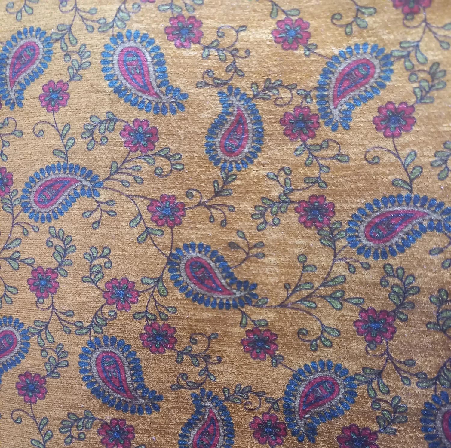 رومیزی طرح سنتی مدل اشک سایز 210*142 سانتیمتر — تصویر ۳
