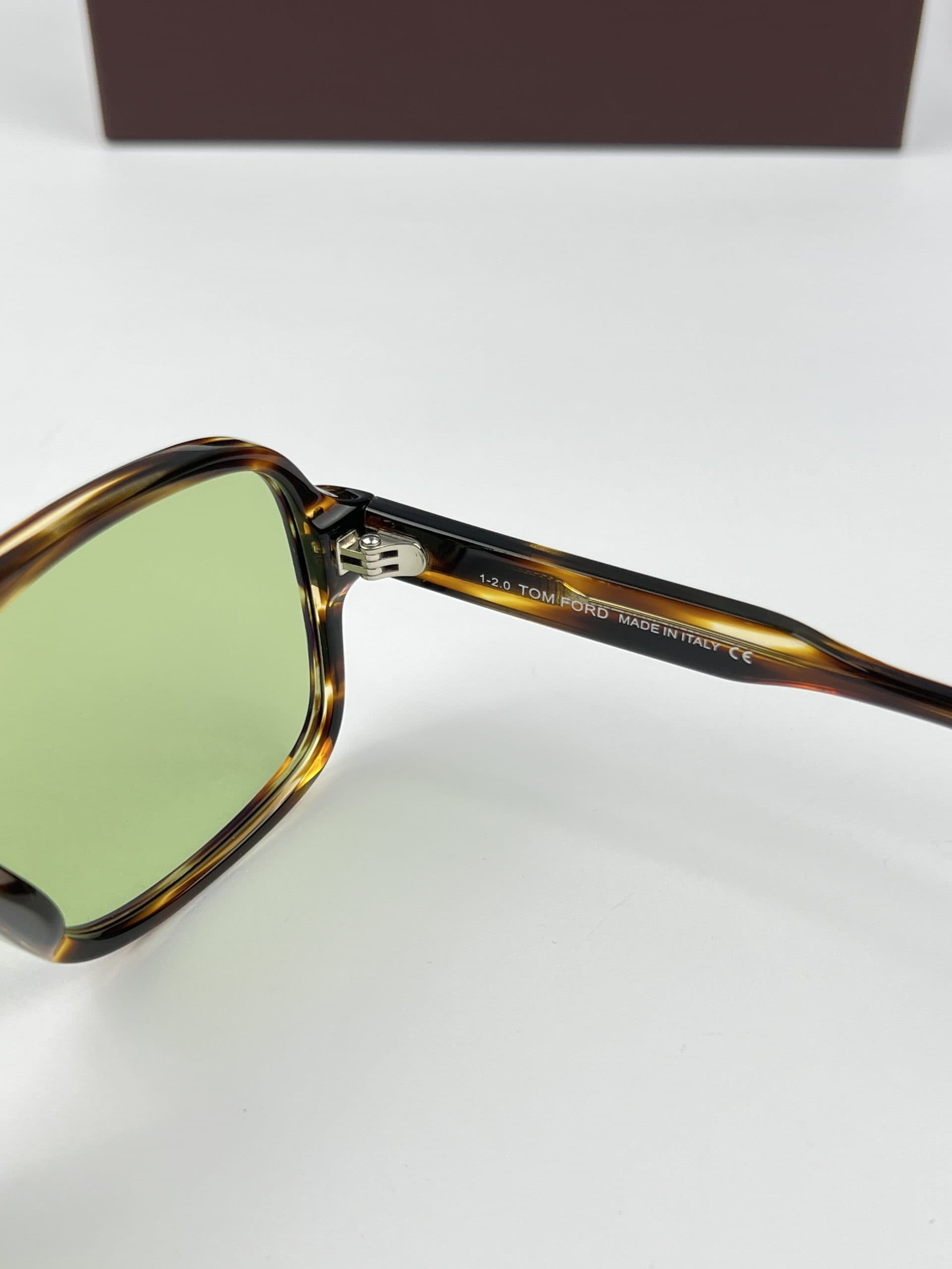 TOM FORD MODRL TF884 01A SUNGLASSES عینک آفتابی تامفورد مدل TF884 01A — تصویر ۵
