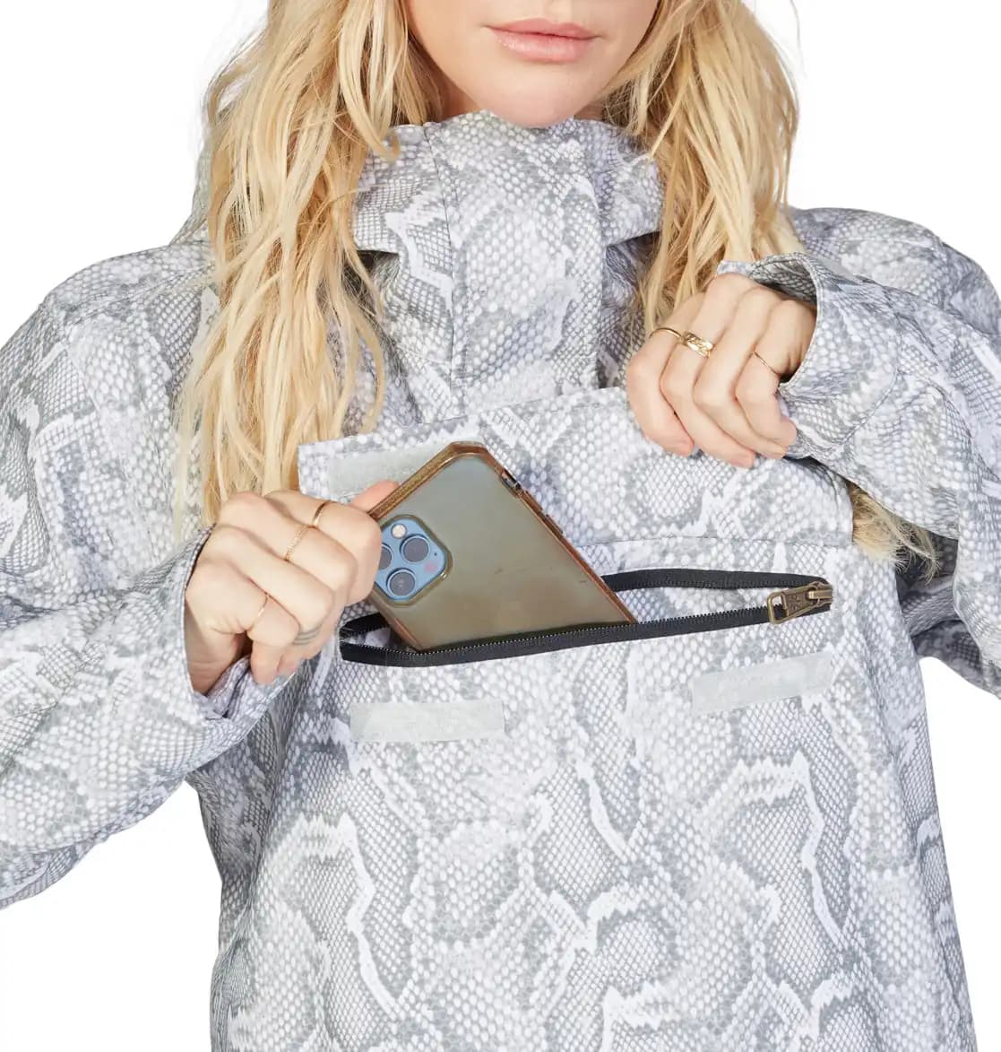 کاپشن اسنوبرد زنانه دی‌سی (DC) مدل Prism Softshell Anorak طرح پوست ماری (White Mamba) — تصویر ۶