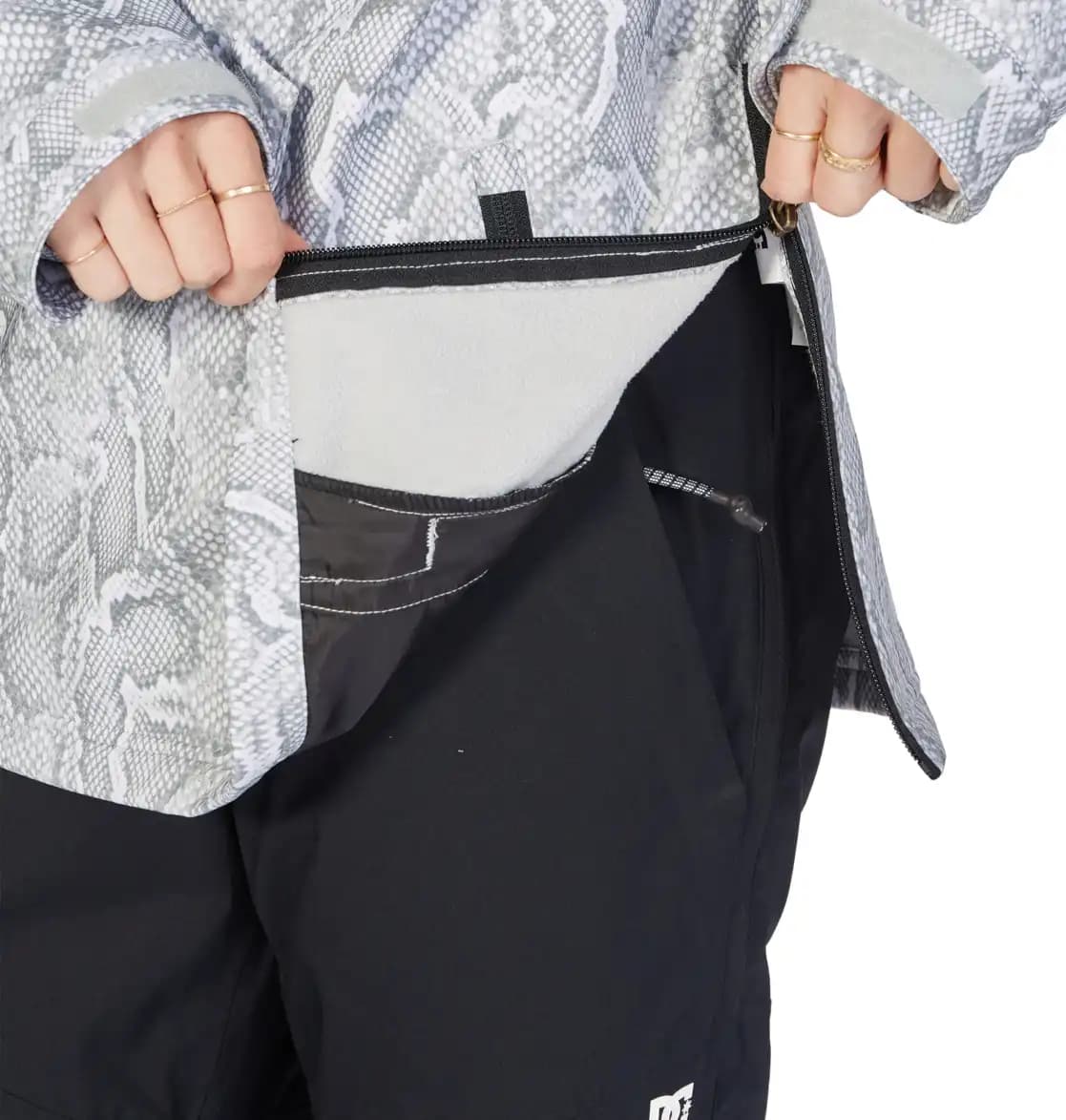 کاپشن اسنوبرد زنانه دی‌سی (DC) مدل Prism Softshell Anorak طرح پوست ماری (White Mamba) — تصویر ۵