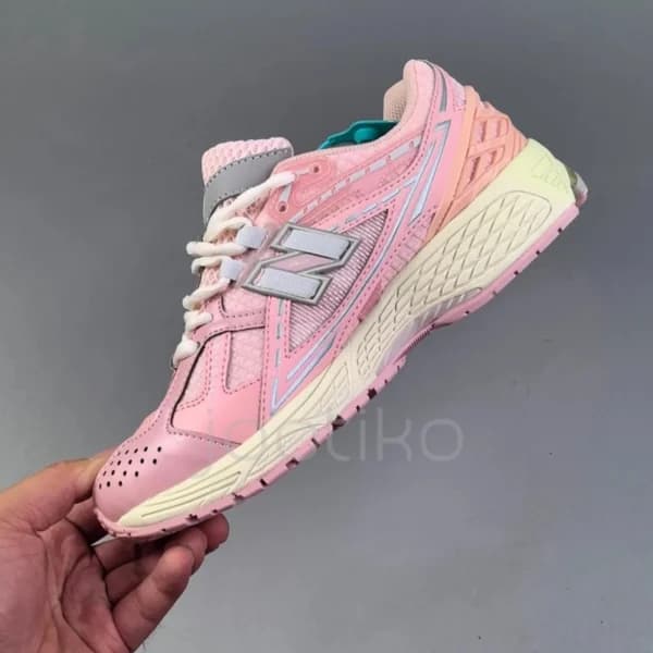 کفش نیوبالانس 1906 صورتی کرم نقرهای New Balance 1906R Lunar New Year Pink M1906NLN — تصویر ۵