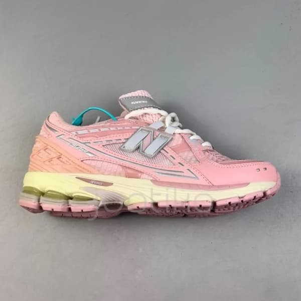 کفش نیوبالانس 1906 صورتی کرم نقرهای New Balance 1906R Lunar New Year Pink M1906NLN — تصویر ۲