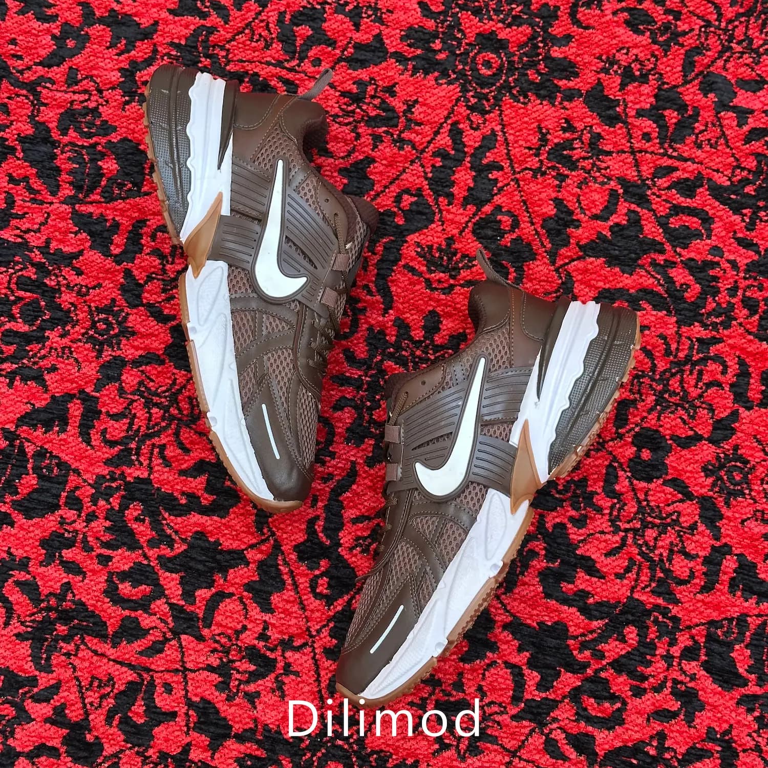 کفش کتانی مردانه نایک v2k قهوه ای سفید — تصویر ۲
