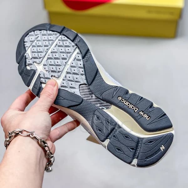 کفش نیوبالانس مردانه New Balance 990 v3 MiUSA Teddy Santis Sea Salt — تصویر ۳