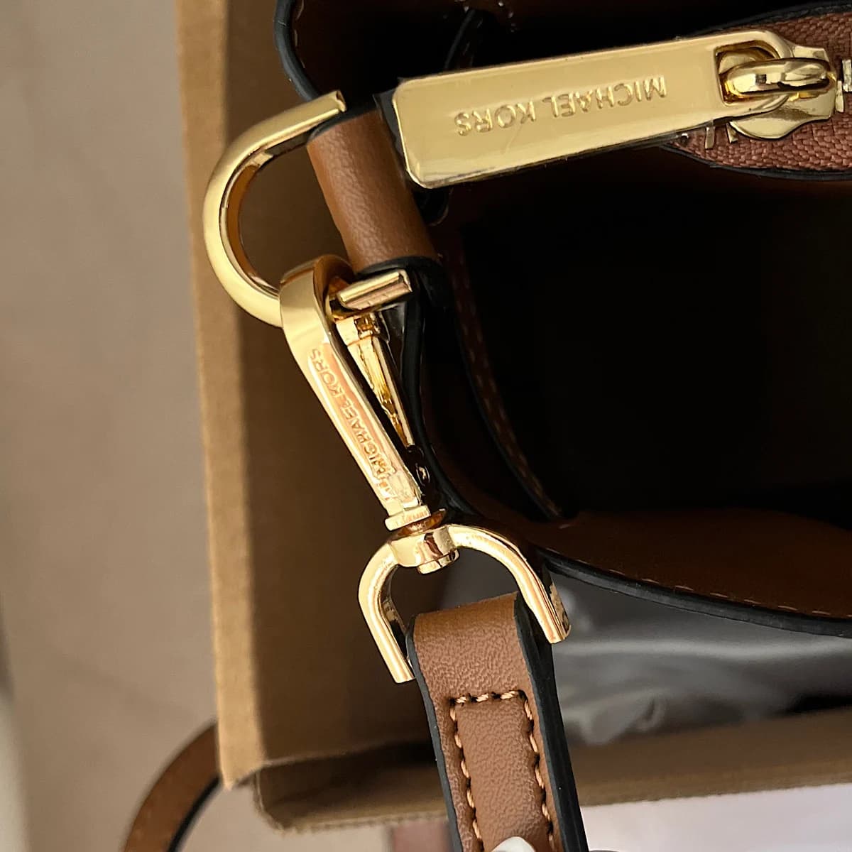 کیف مایکل کورس ( Michael Kors Carson Signature Logo Satchel Bag) — تصویر ۷