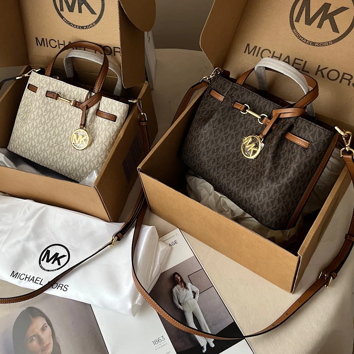 کیف مایکل کورس ( Michael Kors Carson Signature Logo Satchel Bag)