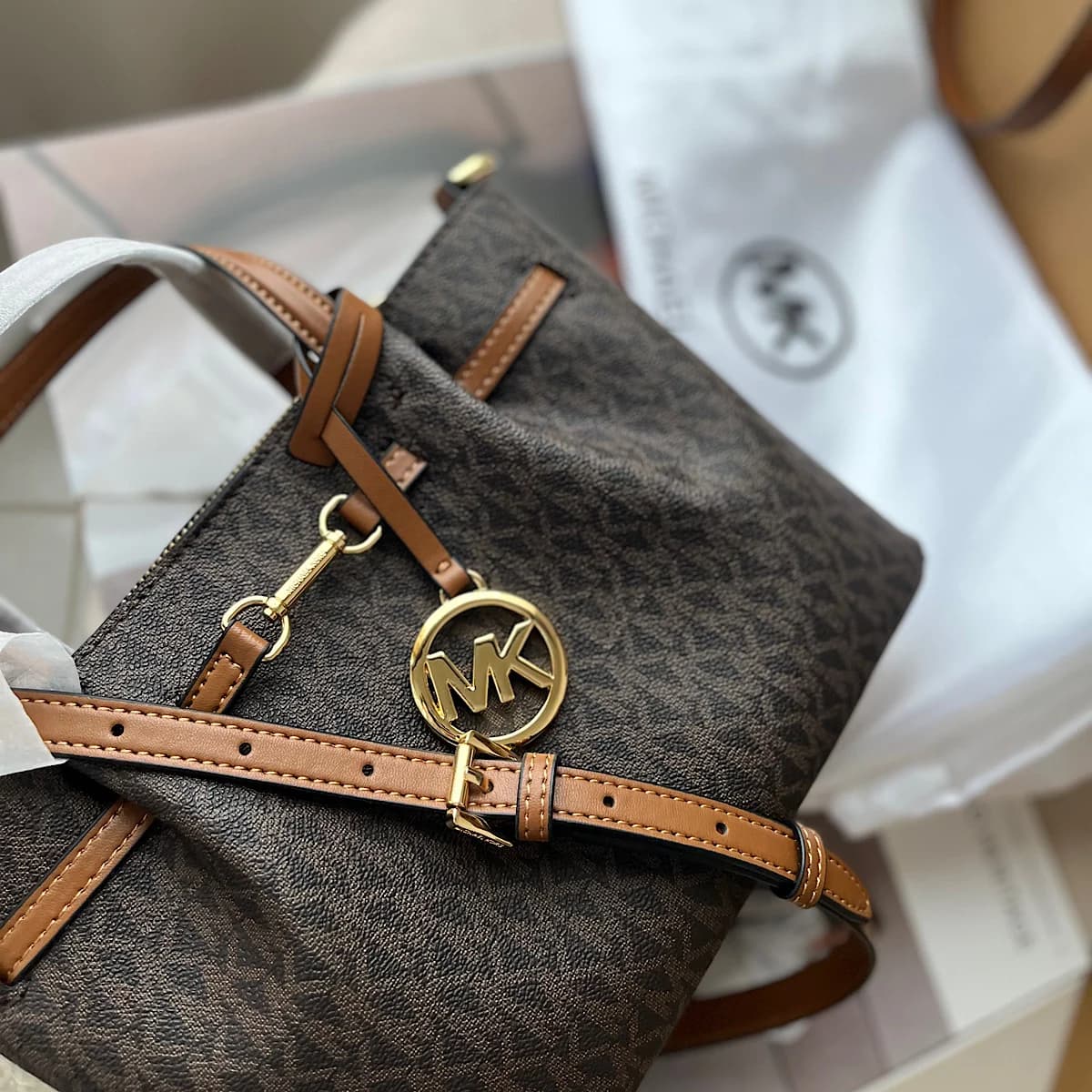 کیف مایکل کورس ( Michael Kors Carson Signature Logo Satchel Bag) — تصویر ۲