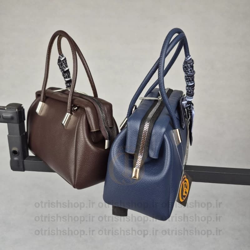 کیف زنانه دستی چرمی فرم فلزی (چرم صنعتی شرانگ، بند دوشی قابل تنظیم، ابعاد متوسط) — تصویر ۴