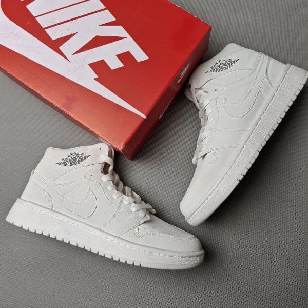 کتونی نایک جردن ساقدار سفید زنانه و مردانه زیره nbr عطری نرم(nike) — تصویر ۴
