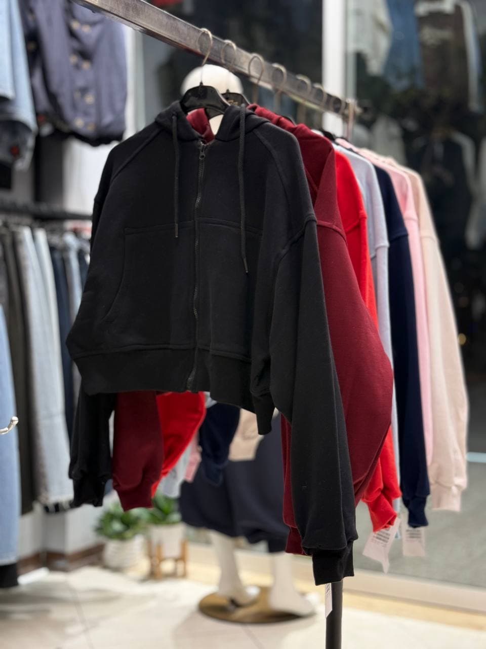 ⁨ bershka کراپ سوئیشرت کلاهدار — تصویر ۵