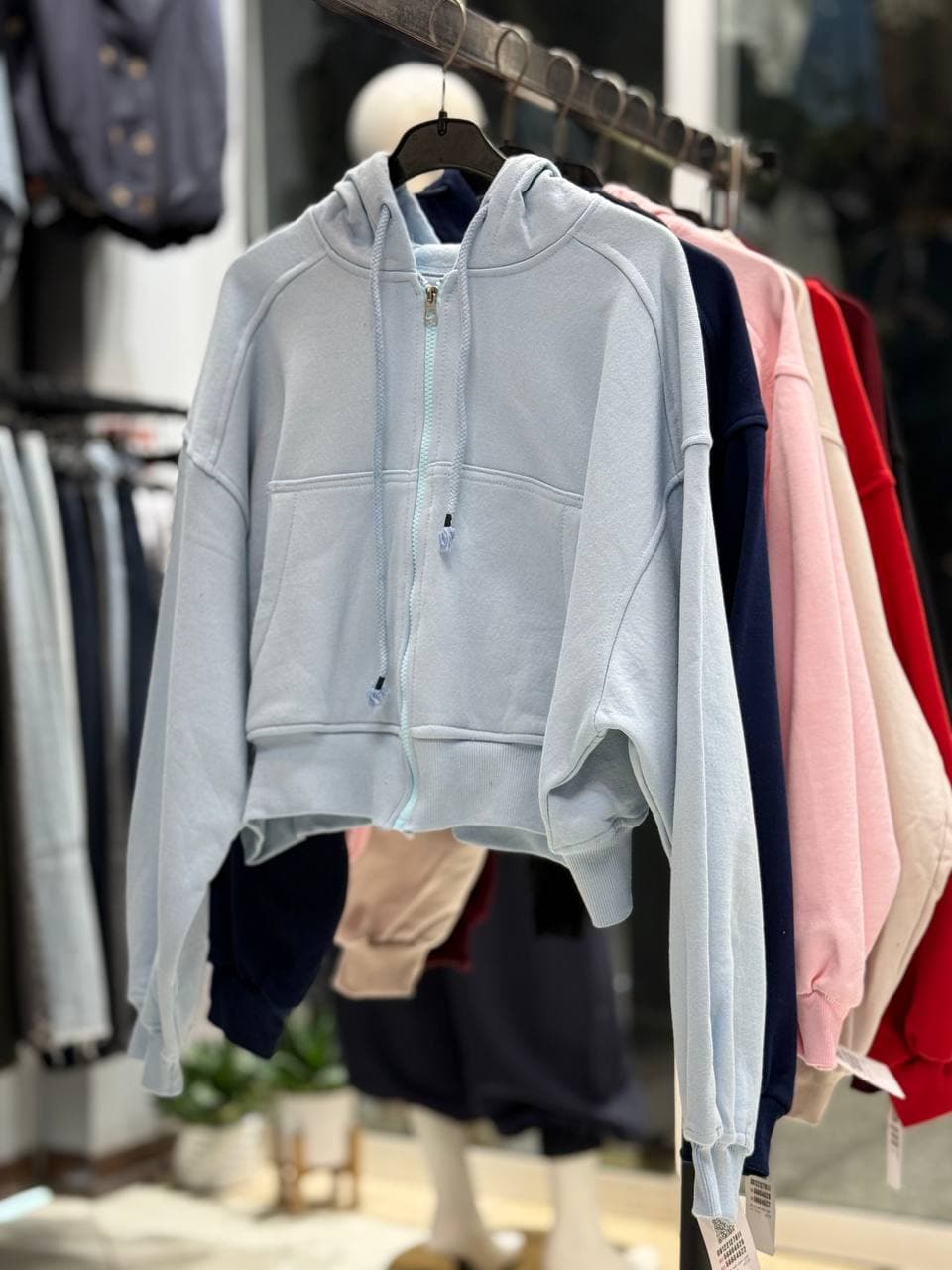 ⁨ bershka کراپ سوئیشرت کلاهدار — تصویر ۳