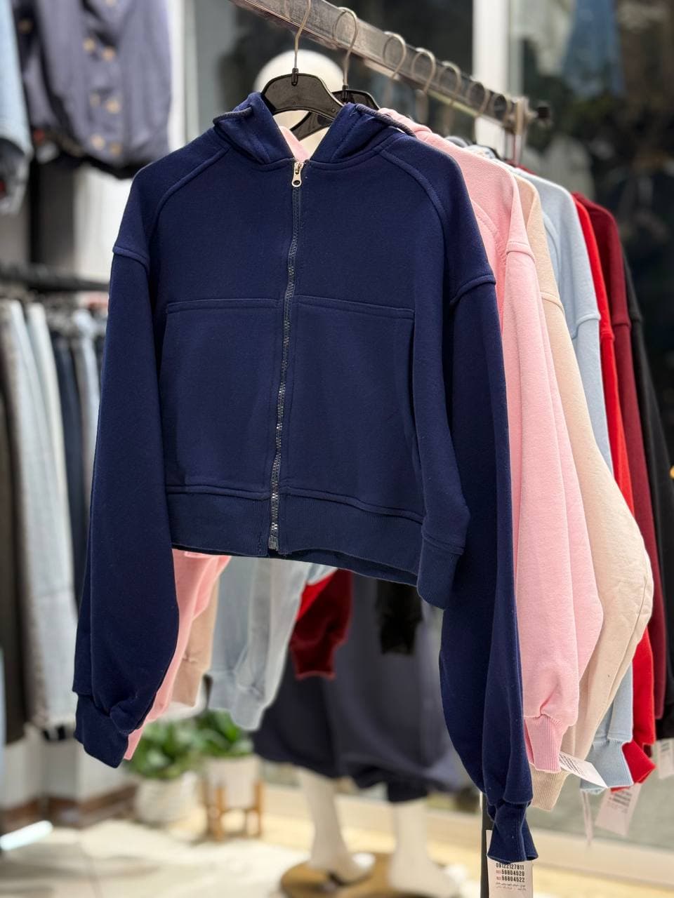 ⁨ bershka کراپ سوئیشرت کلاهدار — تصویر ۴