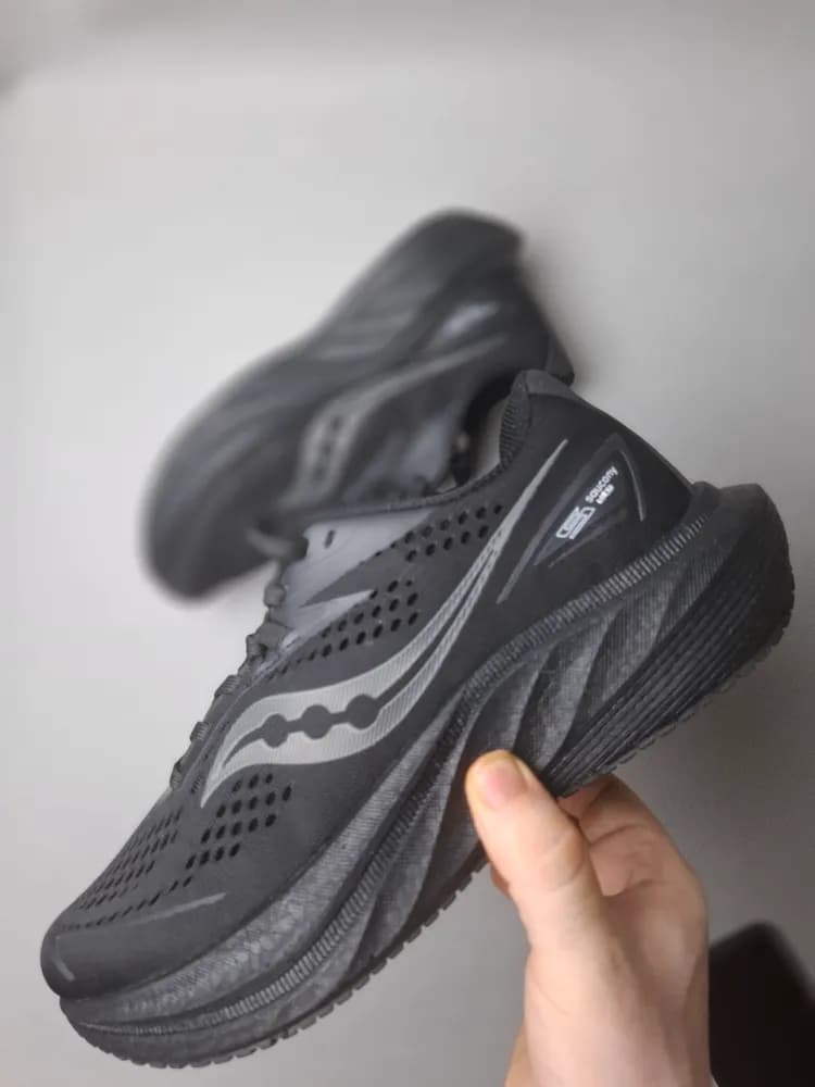 کتونی رانینگ ساکونی زیره و رویه وارداتی(Saucony) زنانه و مردانه مشکی کد۱۲۱ — تصویر ۴
