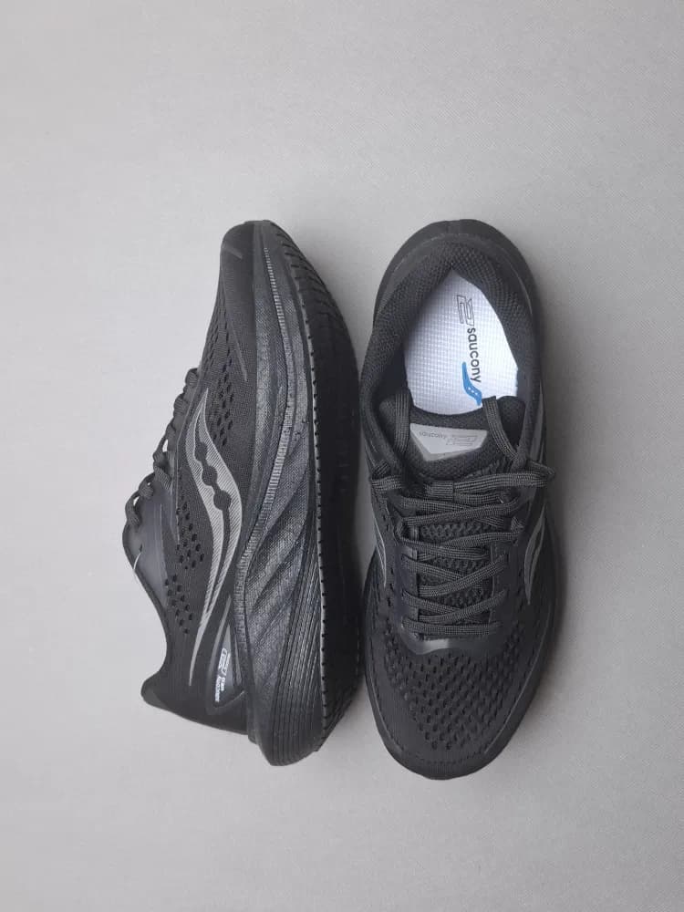کتونی رانینگ ساکونی زیره و رویه وارداتی(Saucony) زنانه و مردانه مشکی کد۱۲۱ — تصویر ۲