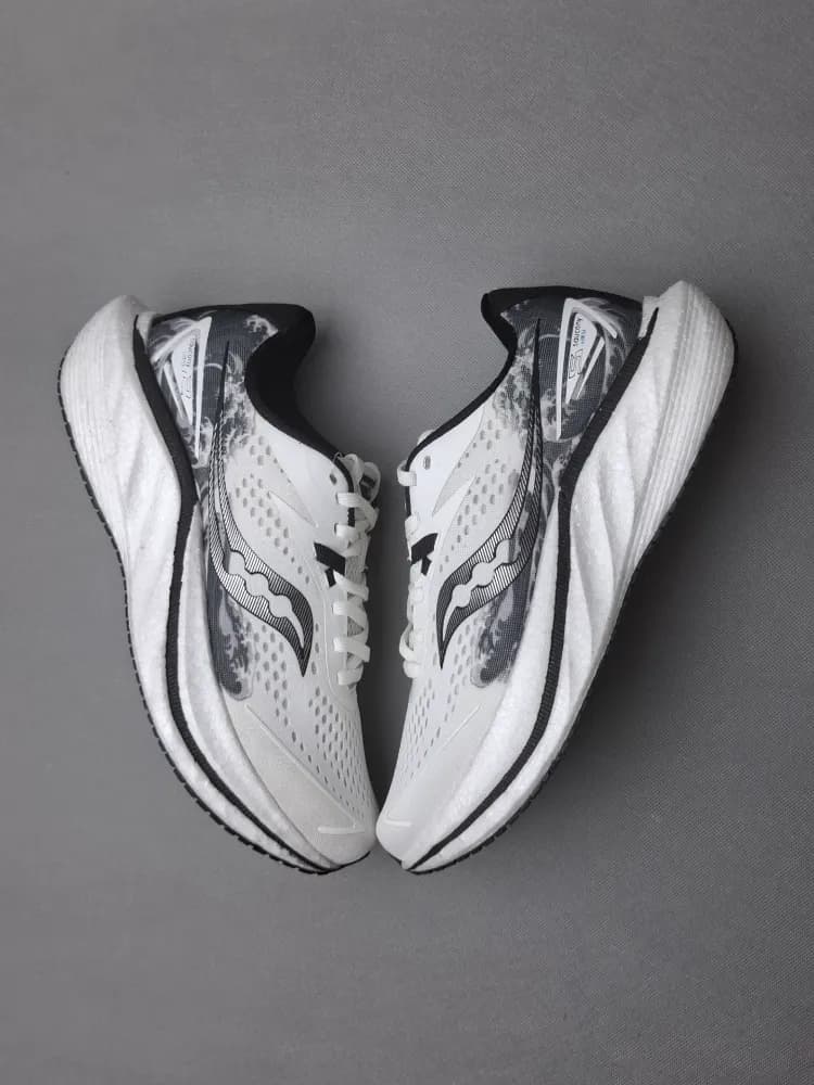کتونی رانینگ ساکونی زیره و رویه وارداتی Saucony مردا و زنانه سفید کد۱۲۰ — تصویر ۳