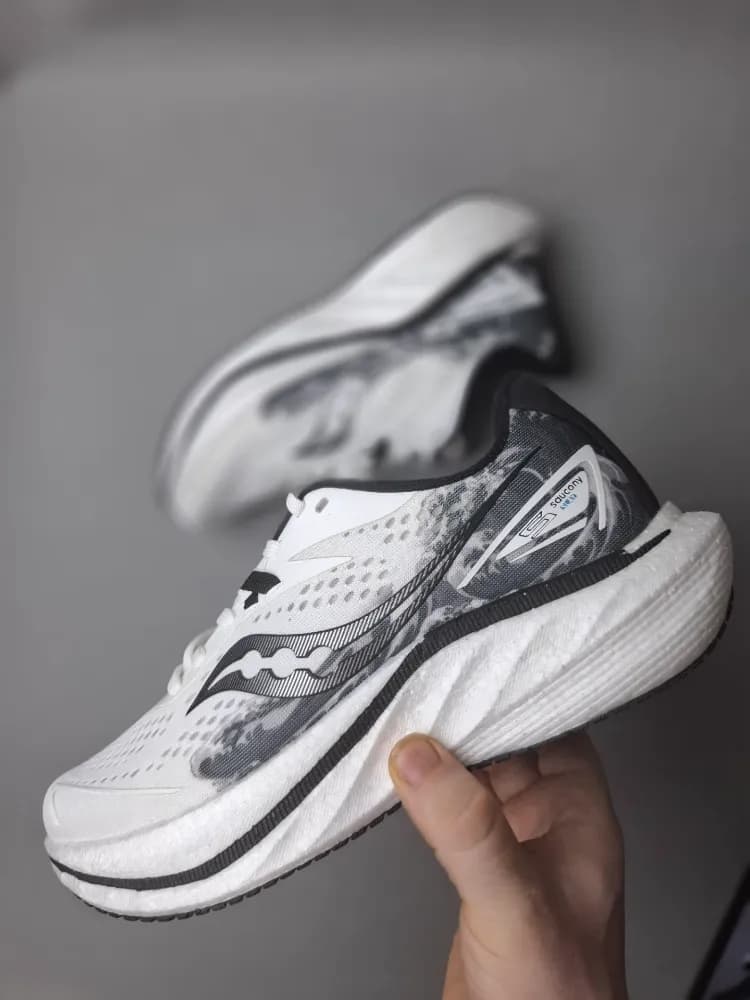 کتونی رانینگ ساکونی زیره و رویه وارداتی Saucony مردا و زنانه سفید کد۱۲۰ — تصویر ۲
