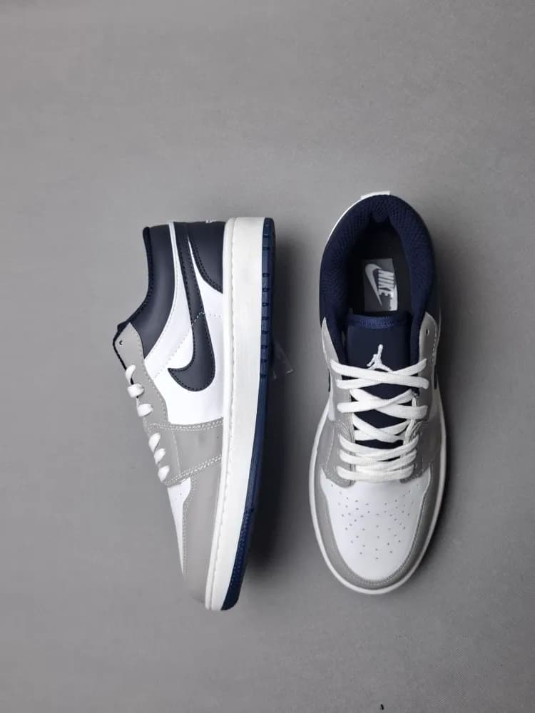 کتونی نایک جردن ۱ وان زیره nbr عطری نرم(nike jordan 1 ) زنانه و مردانه سفید سرمه ای کد ۱۶۱ — تصویر ۳