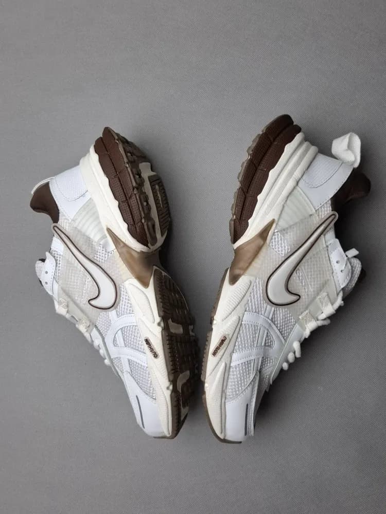 کتونی نایک وی تو کی زیره ایویا نرم و سبک(nike v2k) مردانه موکا کد۱۸۴ — تصویر ۴