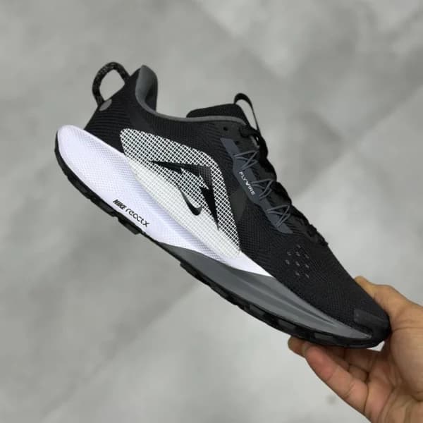 نایک ریکت پگاسوس تریل ۵ مشکی سفید طوسی Nike React Pegasus Trail 5 — تصویر ۲