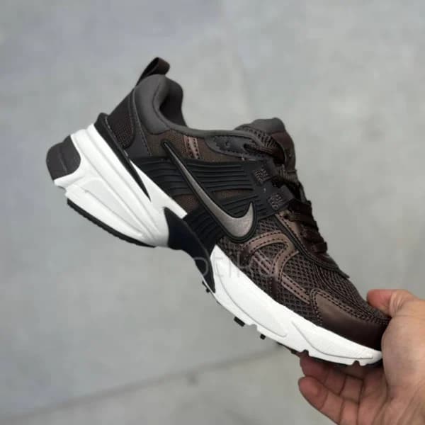 نایک وی تو کی ران قهوه‌ای سوخته Nike V2K Run Velvet Brown White Black Baroque Brown — تصویر ۳