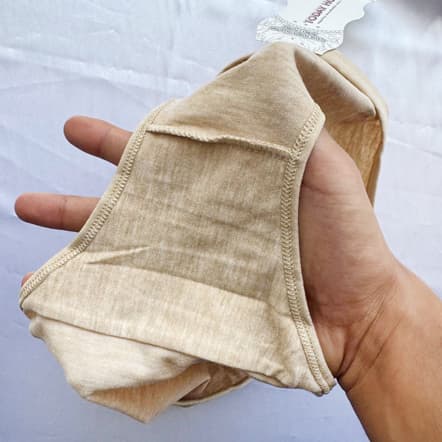 شورت دخترانه نخی نسکافه ای طرح دختر مو قرمز و توت فرنگی کد 2067 — تصویر ۳