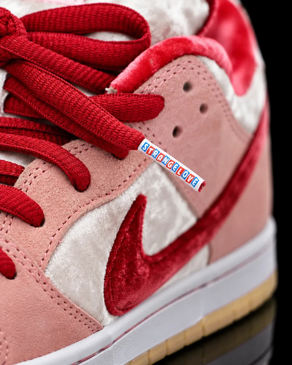 نایک SB Dunk Low Strange Love صورتی قرمز — تصویر ۲