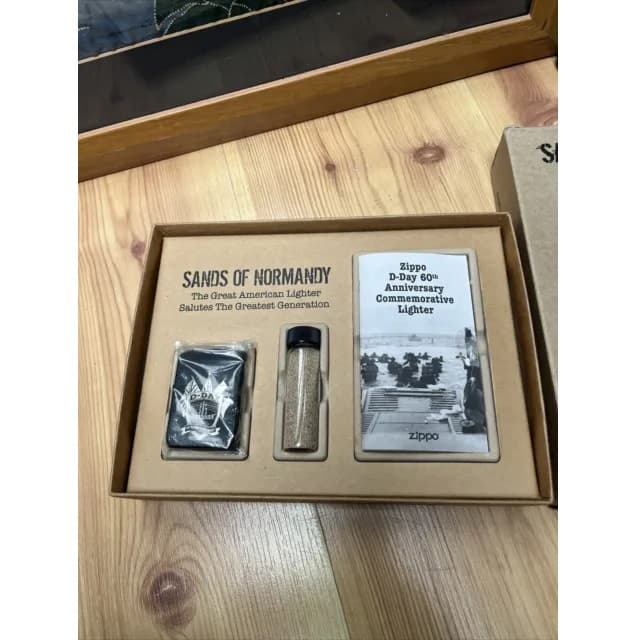فندک زیپو کلکسیونی ماسه های نورماندی – Original Zippo Sands Of Normandy — تصویر ۶