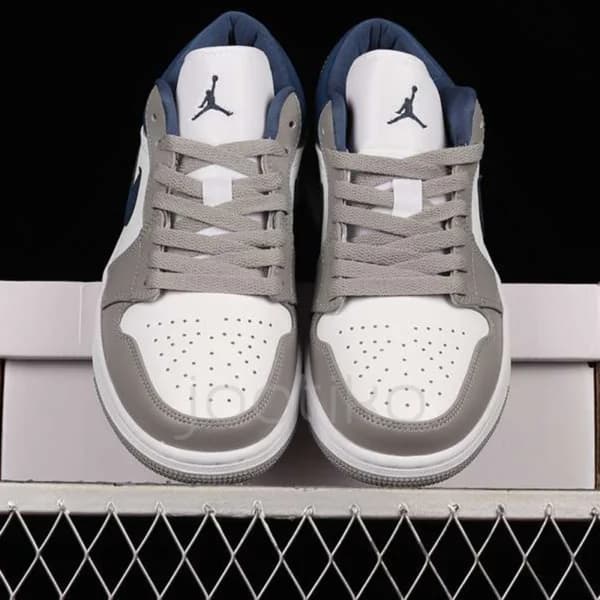 جردن وان لو سفید خاکستری سرمه‌ای Jordan 1 Low Stealth French Blue DC0774-042 — تصویر ۳