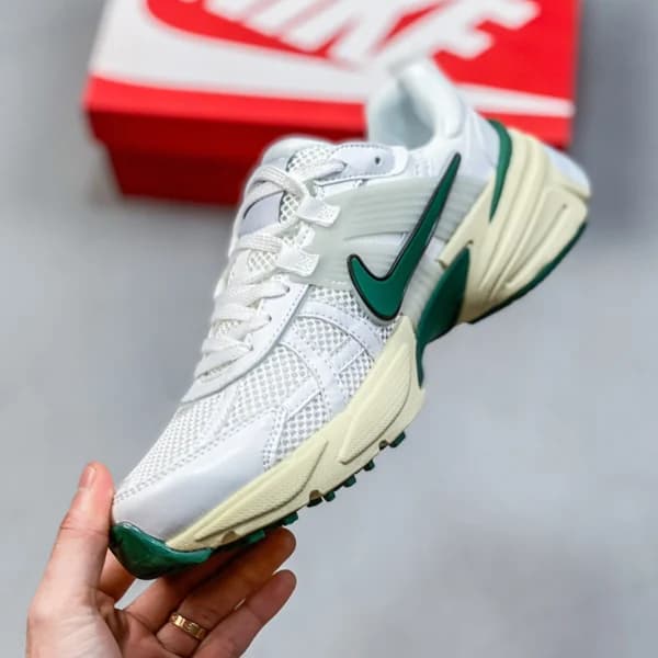 نایک وی تو کی ران Nike V2K Run FD0736-101 — تصویر ۲