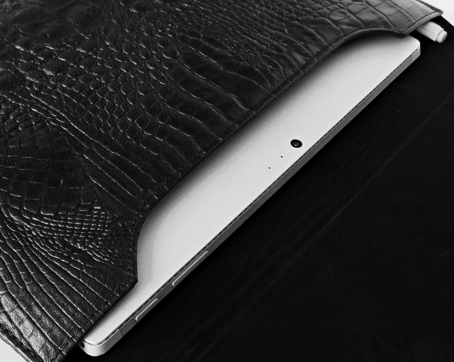 کیف چرم طبیعی سرفیس پرو مدل (iProtec LuxArt (Embossed Crocodile — تصویر ۴