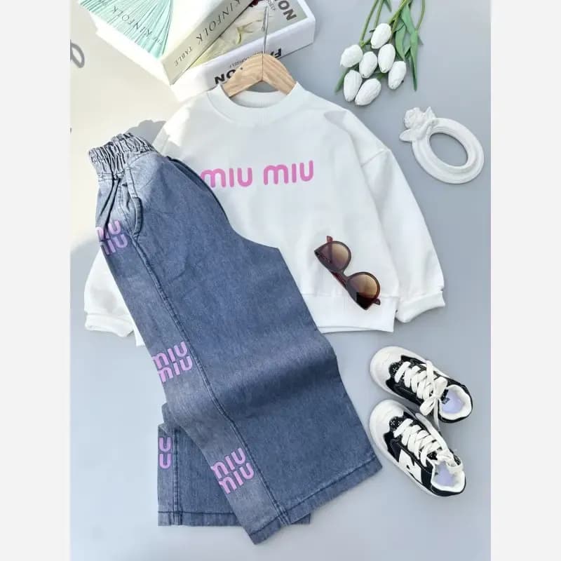 ست بلوز و شلوار لی دخترانه بچگانه طرح Miu Miu پاییزه دورس لاکرا سایز 45 تا 70