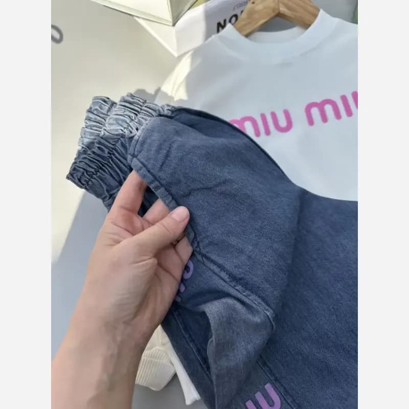 ست بلوز و شلوار لی دخترانه بچگانه طرح Miu Miu پاییزه دورس لاکرا سایز 45 تا 70 — تصویر ۳